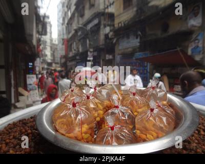 Dhaka, Bangladesh. 31st Mar, 2023. Un venditore di strada vende ceci prima di rompere il digiuno durante il mese di Ramadan vicino alla strada di Lalbag.A fornitore prepara Bakhorkhani (un cibo tradizionale) a vendere per rompere il digiuno durante il mese di Ramadan vicino alla strada di Lalbag. (Credit Image: © MD Mehedi Hasan/Pacific Press via ZUMA Press Wire) SOLO PER USO EDITORIALE! Non per USO commerciale! Foto Stock