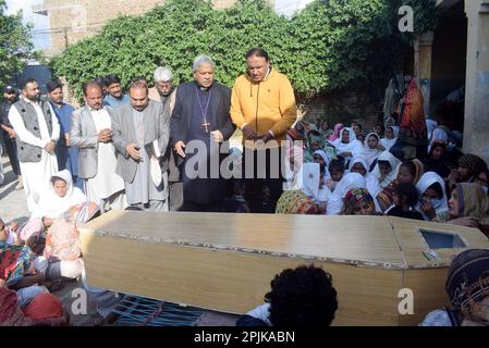 Peshawar, Pakistan. 1st Apr, 2023. Vescovo del Pakistan Sarfaraz Peter condolando i funerali di Kashif Masih, ucciso da persone sconosciute a Pushtakhara. (Credit Image: © Hussain Ali/Pacific Press via ZUMA Press Wire) SOLO PER USO EDITORIALE! Non per USO commerciale! Foto Stock