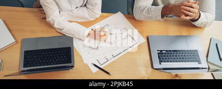 Primo piano degli imprenditori che lavorano insieme a un nuovo progetto in un ufficio moderno. Concetto di lavoro di squadra Foto Stock