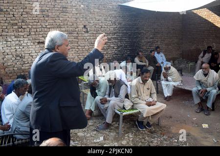 Peshawar, Pakistan. 1st Apr, 2023. Vescovo del Pakistan Sarfaraz Peter condolando i funerali di Kashif Masih, ucciso da persone sconosciute a Pushtakhara. (Credit Image: © Hussain Ali/Pacific Press via ZUMA Press Wire) SOLO PER USO EDITORIALE! Non per USO commerciale! Foto Stock