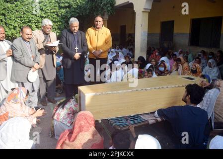 Peshawar, Pakistan. 1st Apr, 2023. Vescovo del Pakistan Sarfaraz Peter condolando i funerali di Kashif Masih, ucciso da persone sconosciute a Pushtakhara. (Credit Image: © Hussain Ali/Pacific Press via ZUMA Press Wire) SOLO PER USO EDITORIALE! Non per USO commerciale! Foto Stock