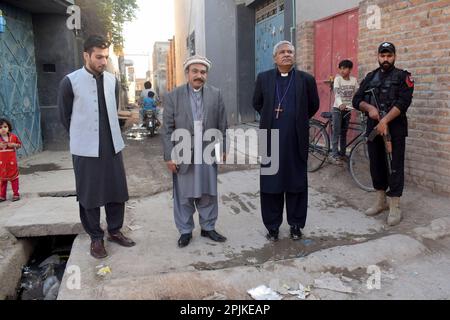 Peshawar, Peshawar, Pakistan. 1st Apr, 2023. La gente ha danneggiato i vetri con le pietre mentre dà la farina libera nel complesso sportivo di Hayatabad il sabato. Nel complesso sportivo di Hayatabad costruito dal governo per ottenere farina libera, si è verificato uno scontro tra i cittadini e la polizia durante il mese del Ramadan. Cercato di disperderli gettando gusci di gas lacrimogeni, che ha anche portato al vandalismo, ancora la situazione al di fuori del complesso sportivo di Hayatabad è tesa. (Credit Image: © Hussain Ali/Pacific Press via ZUMA Press Wire) SOLO PER USO EDITORIALE! Non per USO commerciale! Foto Stock