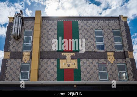 Gucci Mural Ely's Yard nell'Old Truman Brewery, nei pressi di Brick Lane East London. Gucci Mural Advert London. Gucci Artwall. Gucci Luggage Mural. Foto Stock