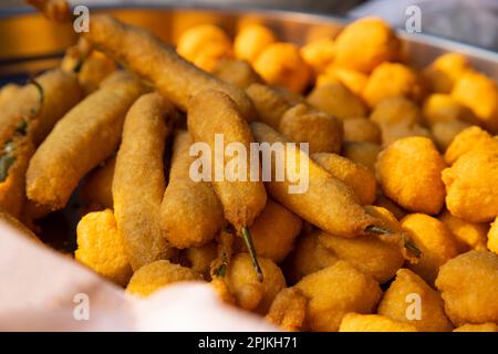 Ritratto di Alo fonda e Mirchi Bajji al chiosco del cibo su strada Foto Stock