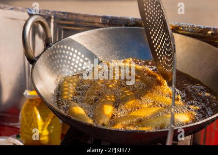 Primo piano del ritratto di Mirchi Bajji al chiosco di cibo su strada Foto Stock