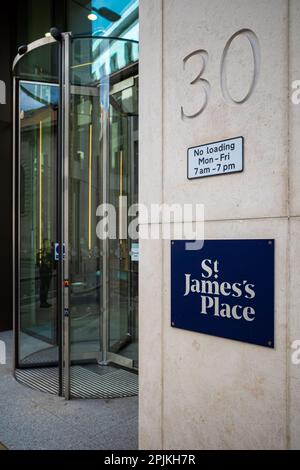 St James's Place London - Wealth Management Company nel quartiere finanziario della City of London, al 30 di Lombard Street. Foto Stock