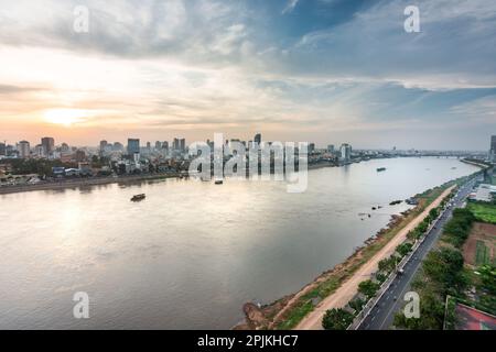 Vista sul tetto, guardando verso nord, lungo il fiume, piccole barche da diporto che trasportano turisti, e altri piccoli artigiani deriva su e giù è bassa acque, durante Foto Stock