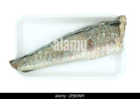 Pesce filetto congelato nasello su un piatto isolato su sfondo bianco. Vista dall'alto. Foto Stock