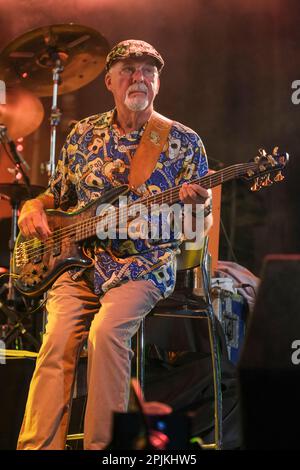 Dave Pegg of Fairport Convention che si esibisce alla Cropredy Convention di Fairport. Banbury, Regno Unito. Agosto 13, 2022 Foto Stock