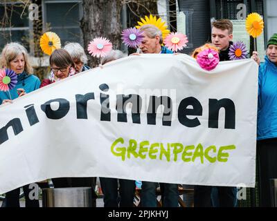 Strasburgo, Francia - 29 marzo 2023: Raduno senior a Strasburgo, una folla di attivisti e dimostranti protestano per la riforma ambientale con striscioni, bandiere, manifesti e cartelli contro l'inquinamento atmosferico e il cambiamento climatico. Foto Stock