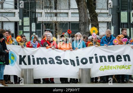 Strasburgo, Francia - 29 marzo 2023: Un gruppo di anziani svizzeri che protestano di fronte alla Corte europea dei diritti dell'uomo contro il loro governo, che non agisce abbastanza rapidamente sul cambiamento climatico Foto Stock