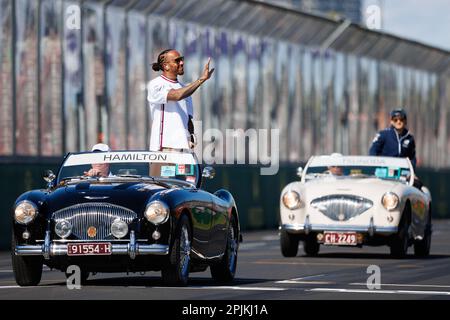 Albert Park, 2 aprile 2023 Lewis Hamilton (GBR) del team Mercedes e Yuki Tsunoda (JPN) del team AlphaTauri durante la parata del pilota. Corleve/Alamy Live News Foto Stock