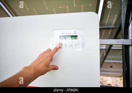 Controllo del livello di tensione di uscita dell'invertitore da parte