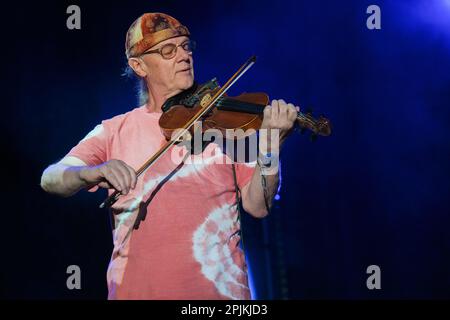 RIC Sanders of Fairport Convention che si esibisce alla Cropredy Convention di Fairport. Banbury, Regno Unito. Agosto 13, 2022 Foto Stock