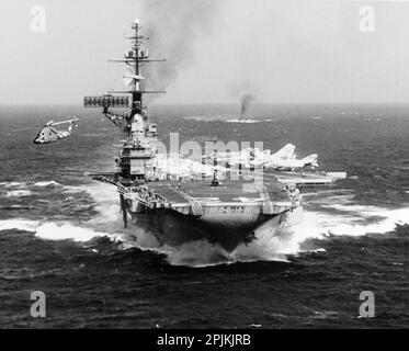 Gli Stati Uniti La portaerei della Marina USS Franklin D. Roosevelt (CVA-42) è in corso nel Golfo di Tonkin, durante il suo schieramento di combattimento durante la guerra del Vietnam, il 19 ottobre 1966. Un Kaman UH-2A Seasprite da Helicopter Combat Suprt Squadron 2 (HC-2) Det.42 è in volo a sinistra. HC-2 Det.42 è stato assegnato ad attaccare il vettore Air Wing 1 (CVW-1) a bordo del Franklin D. Roosevelt per un dispiegamento in Vietnam dal 21 giugno 1966 al 21 febbraio 1967. Foto Stock