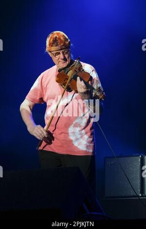 RIC Sanders of Fairport Convention che si esibisce alla Cropredy Convention di Fairport. Banbury, Regno Unito. Agosto 13, 2022 Foto Stock