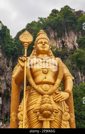 Kuala Lumpur, Malesia occidentale. Grotte di Batu. La statua più alta del mondo di Murugan, una divinità indù Foto Stock