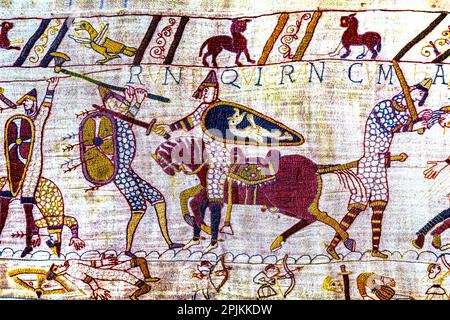 Arazzo di Bayeux, Bayeux, Normandia, Francia. Creato 11th ° secolo dopo la Battaglia di Hastings 1066 DC mostrando Norman conquista. Battaglia di cavalleria e morti Foto Stock