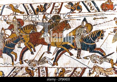 Arazzo di Bayeux, Bayeux, Normandia, Francia. Creato 11th ° secolo dopo la Battaglia di Hastings 1066 DC mostrando Norman conquista. Battaglia di cavalleria e morti Foto Stock