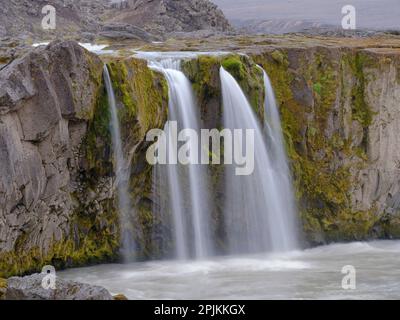 Cascata Hrafnabjargafoss. Gli altipiani in Islanda vicino alla strada F26, la pista Sprengisandur 4x4. Europa, Islanda Foto Stock