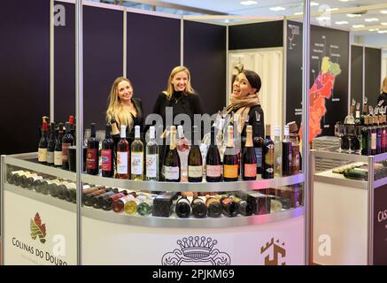 Cracovia, Polonia - 5 novembre 2021: Fiera Internazionale del vino ENOEXPO a Cracovia. I produttori di vino provenienti da tutto il mondo incontrano gli importatori dis Foto Stock