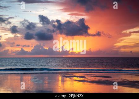 USA, Georgia, Tybee Island. Alba con riflessi e nuvole. Foto Stock