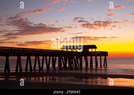 Stati Uniti, Georgia. Silhouette di un molo all'alba, vicino a Savannah. Foto Stock