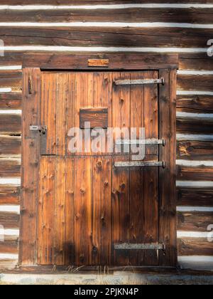 Montana, Glacier National Park. Lubec Barn (1926), primo piano della porta Foto Stock