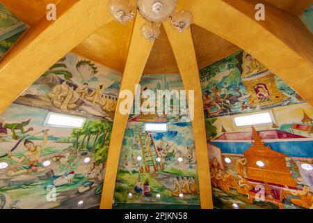 Laos, Luang Prabang. Interno a cupola con murales. Foto Stock