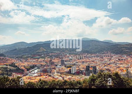 Vista panoramica della città di Bilbao dal monte Artxanda in una giornata di sole. Godendo di una bella vacanza nei Paesi Baschi, Spagna Foto Stock