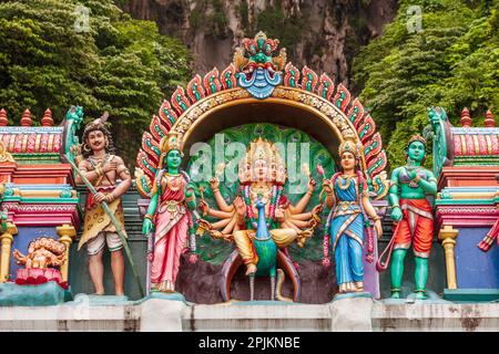 Kuala Lumpur, Malesia occidentale. Grotte di Batu. Divinità indù dipinte su altari. Foto Stock