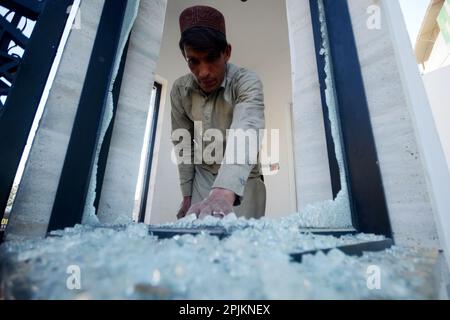 Peshawar, Pakistan. 1st Apr, 2023. Vescovo del Pakistan Sarfaraz Peter condolando i funerali di Kashif Masih, ucciso da persone sconosciute a Pushtakhara. (Credit Image: © Hussain Ali/Pacific Press via ZUMA Press Wire) SOLO PER USO EDITORIALE! Non per USO commerciale! Foto Stock