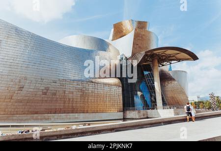 Bilbao, Spagna - Settembre, 2022: Il Museo Guggenheim di Bilbao in una giornata di sole. Guggenheim Museum Bilbao è un museo di arte moderna e contemporanea Foto Stock