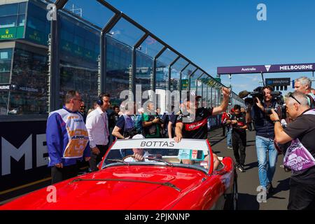 Albert Park, 2 aprile 2023 Valtteri Bottas (fin) del team Alfa Romeo durante la sfilata del pilota. Corleve/Alamy Live News Foto Stock