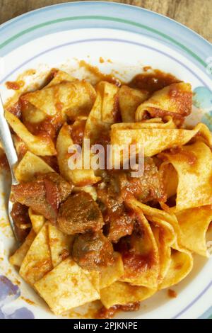 Pappardelle di uova fatte a mano con ragù di cinghiale rosso Foto Stock