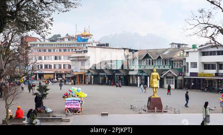 Vista di Mall Road e della statua di Bhanu Bhakta Acharya, Darjeeling, Bengala Occidentale, India. Foto Stock