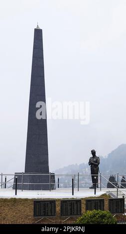 Il Memoriale di guerra situato a Batasia Loop a Darjeeling, in India, è un tributo ai coraggiosi soldati che hanno sacrificato la loro vita durante la prima guerra mondiale Foto Stock