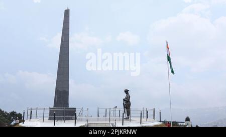 Il Memoriale di guerra situato a Batasia Loop a Darjeeling, in India, è un tributo ai coraggiosi soldati che hanno sacrificato la loro vita durante la prima guerra mondiale Foto Stock