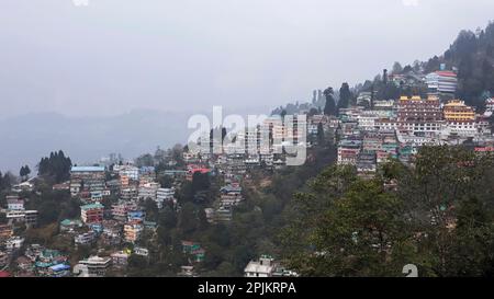 Vista della città di Darjeeling, Bengala Occidentale, India. Foto Stock