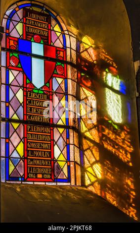 Colorato vetro colorato riflessione, memoriale dei morti della guerra mondiale 1, Chiesa di Saint Laurent, Longues-sur-Mer, Normandia, Francia. Foto Stock