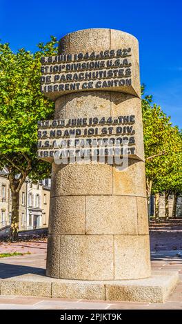 US Paracrooper Monument, St Marie Eglise, Normandia, Francia. Luogo di azione militare il D-Day, quando i paracadutisti americani sono sbarcati in città Foto Stock