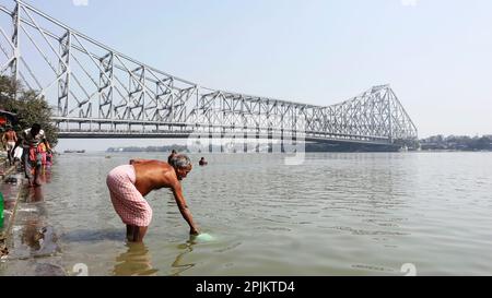 Vista del Ponte Howrah sul Fiume Hooghly, popoli che prendono Bath nel Fiume, Kolkata, Bengala Occidentale, India. Foto Stock