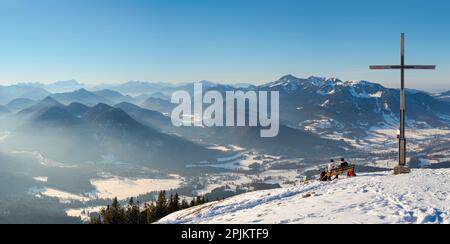 Vista verso Jachenau e Zugspitze. Vista dal Monte Schoenberg vicino a Lenggries nelle alpi Bavaresi durante l'inverno. Germania, Baviera. (Solo per uso editoriale) Foto Stock