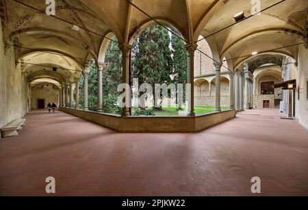 Chiostro del Brunelleschi, cortile interno e portici di Santa Croce, Basilica di Santa Croce di Firenze, Piazza di Santa Croce, Firenze, Toscana, Ita Foto Stock