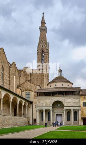 Cortile interno di Santa Croce, Basilica di Santa Croce di Firenze, Piazza di Santa Croce, Firenze, Toscana, Italia Foto Stock