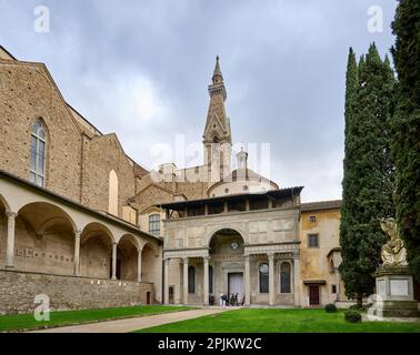 Cortile interno di Santa Croce, Basilica di Santa Croce di Firenze, Piazza di Santa Croce, Firenze, Toscana, Italia Foto Stock