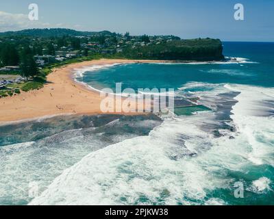 Una pittoresca vista della costa di una cittadina balneare caratterizzata da onde ondulate e spiagge sabbiose nella Mona vale Rock Pool, Sydney, NSW, Australia Foto Stock