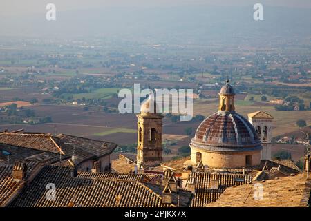 Italia, Umbria, Assisi. La cupola del Convento Chiesa Nuova con la campagna in lontananza. Foto Stock