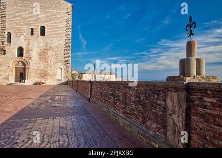Italia, Umbria. Giglio di ferro battuto (simbolo della città di Gubbio) sulle mura vicino al Palazzo dei Consoli. Foto Stock
