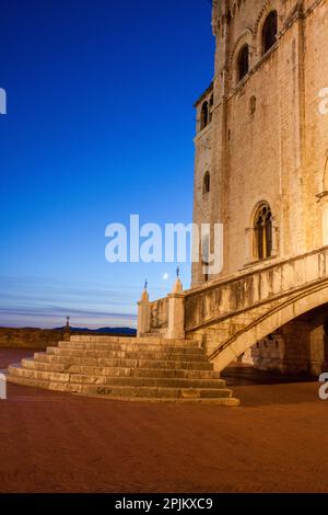 Italia, Umbria, Gubbio. Scale che conducono al Palazzo dei Consoli in Piazza Grande con luce notturna. Foto Stock